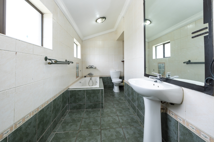 7 Bedroom Property for Sale in Plattekloof Western Cape